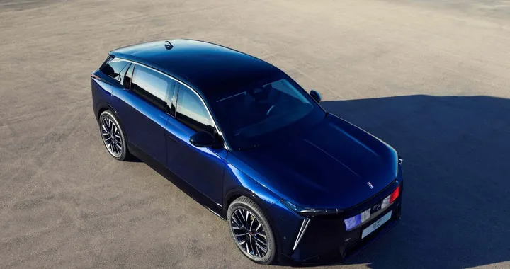 DS N°7 Élysée: il SUV blindato elettrico debutta con il presidente francese
