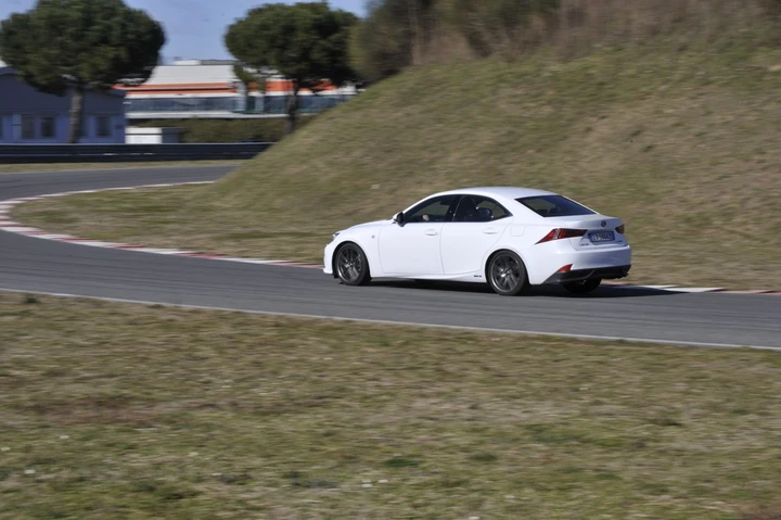 Lexus vs Mercedes-Benz: ibride a confronto