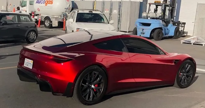 Sette anni di attesa e ancora niente: che fine ha fatto il nuovo Tesla Roadster?