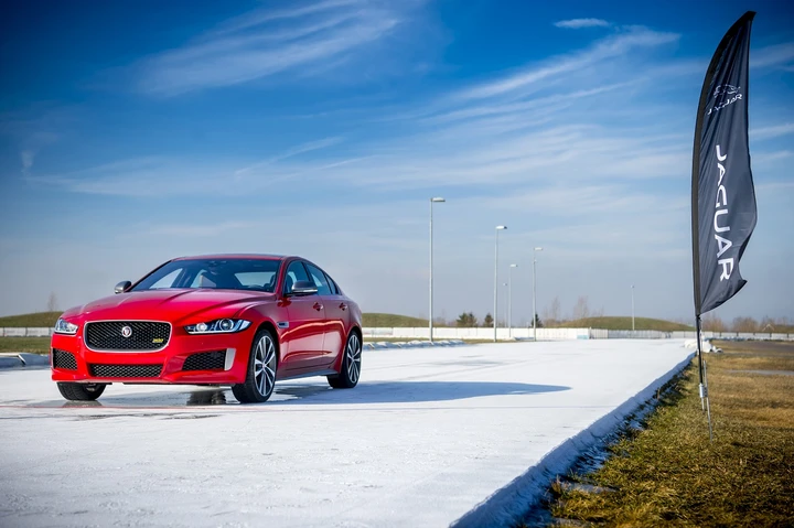 Jaguar XE 300 Sport vince la Gripping Ice Race
