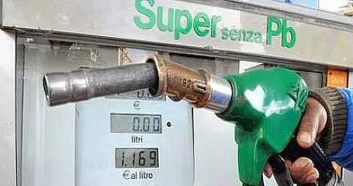 Su il prezzo della benzina, come nel 2008