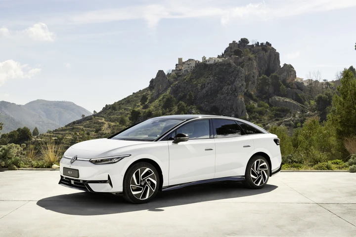 Volkswagen ID.7: immagini ufficiali