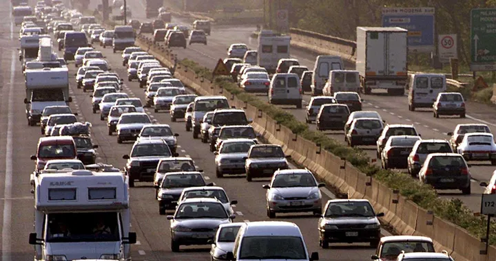 Italia in auto: si fanno meno km ma più cari