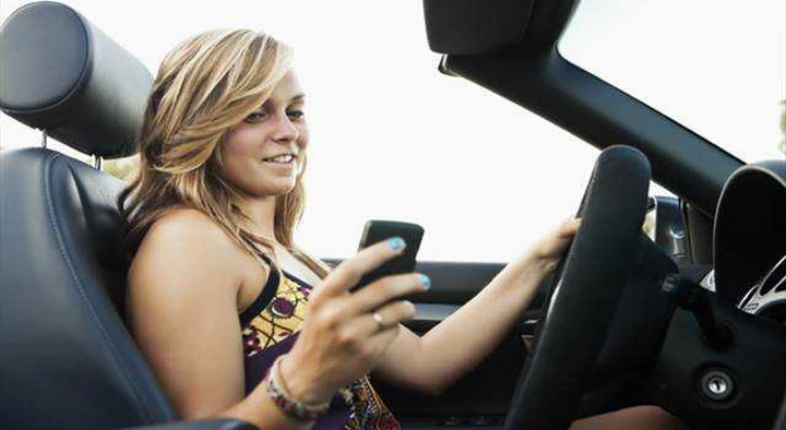 Uso del cellulare alla guida: in arrivo sanzioni ancora più severe
