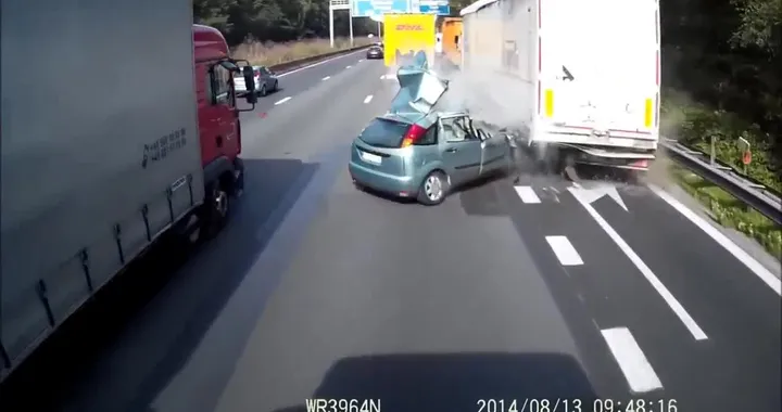 Ecco perché è sbagliato sorpassare a destra.