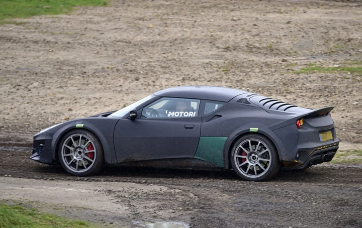 Lotus: foto spia della nuova Esprit