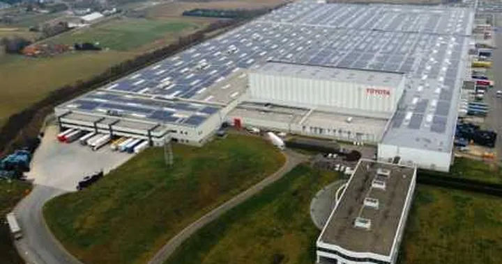 Il centro ricambi Toyota va a energia solare