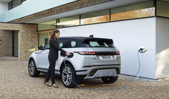 Range Rover Evoque e Discovery Sport diventano ibride plug-in