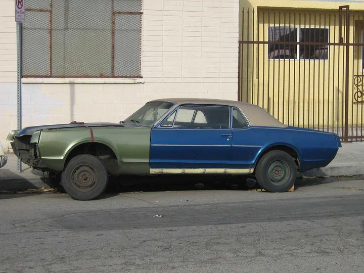 Se l'auto è vecchia e malconcia resti single