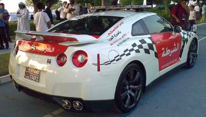 Ad Abu Dhabi la polizia sfreccia con una GT-R