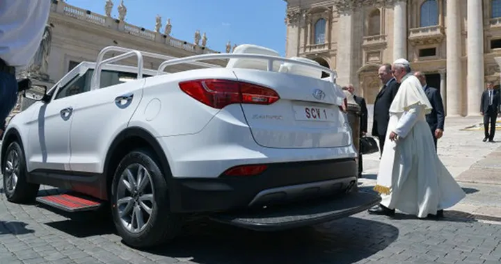 Papa Francesco in Hyundai Santa Fe