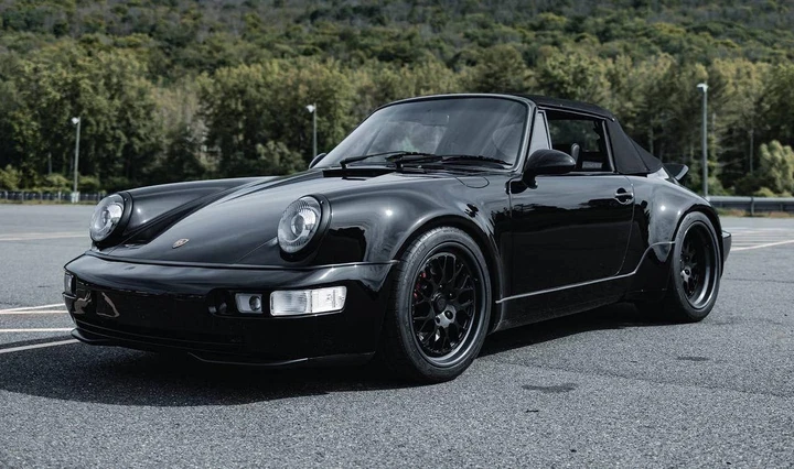 Sacrilege Motors Blackbird: una Porsche 911 America Roadster diventa 100% elettrica