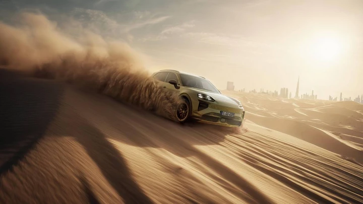 Porsche Cayenne Electric: prestazioni estreme nel deserto di Dubai