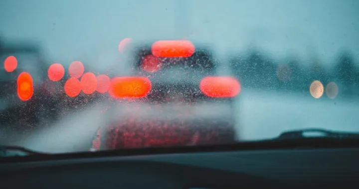 Vetri auto appannati d'inverno: cause, soluzioni e come evitarlo