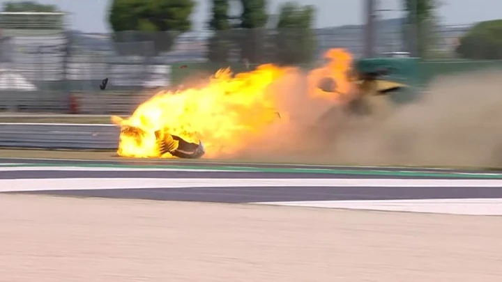 Incidente spettacolare a Misano, una Lamborghini va in fiamme