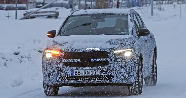 Mercedes EQA, foto spia dell’inedito SUV elettrico