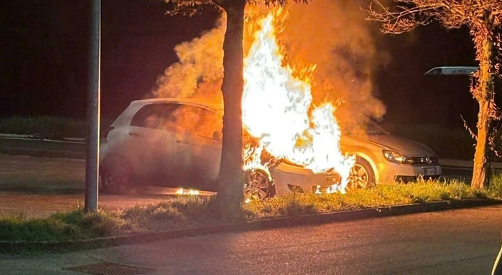 Toyota Yaris prende fuoco, i fari accesi per ore forse la causa
