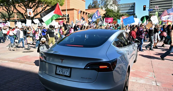 Tesla e il suo fragoroso crollo a Wall Street: il titolo preoccupa