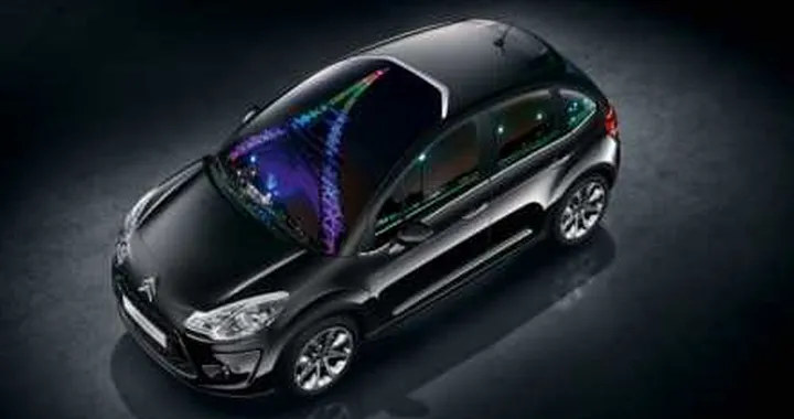 La Tour Eiffel illumina i 90 anni Citroen