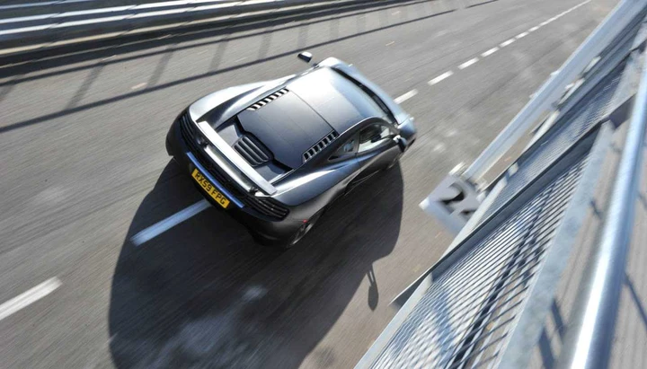 McLaren MP4-12C: su strada e da vetrina