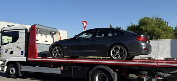 BMW sfreccia a 191 km/h: dall'autostrada al deposito