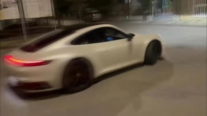 Tre giovani perdono la vita in un incidente con una Porsche a noleggio