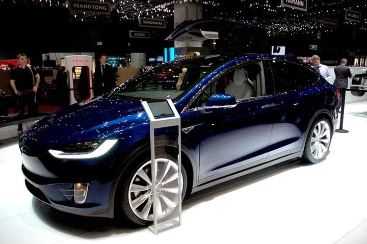 Tesla Model X: il Suv elettrico al Salone di Ginevra 2016