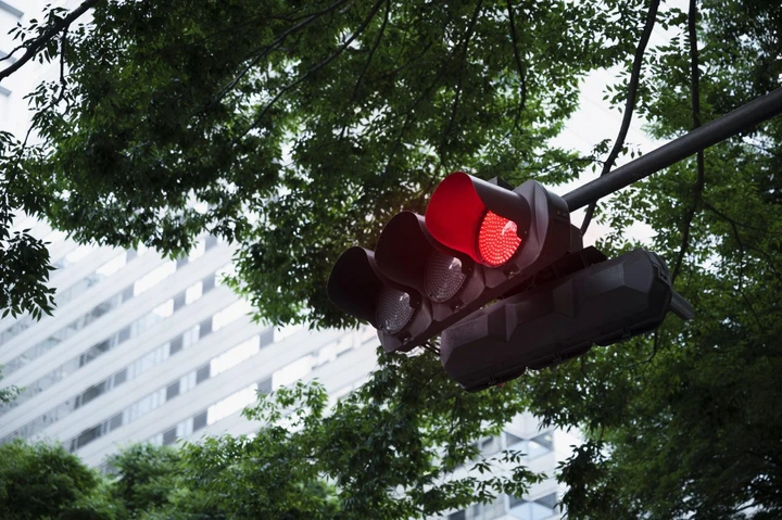 Luce bianca ai semafori: la rivoluzione americana per la guida autonoma