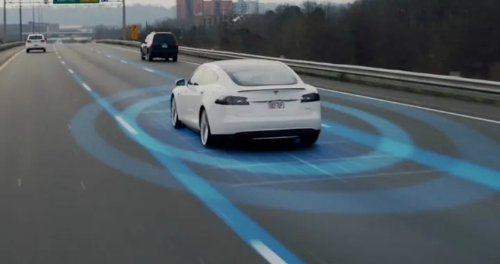 Tesla aggiorna il sistema Autopilot