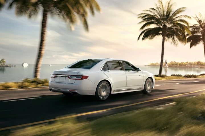 Lincoln Continental 2017: le immagini ufficiali
