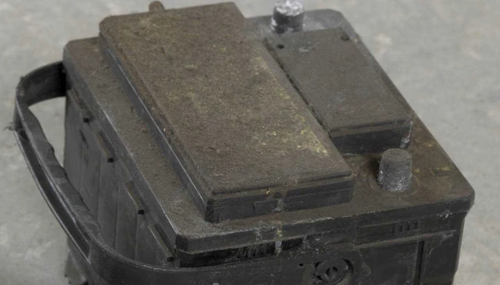 Fai da te: come ripulire i morsetti di una batteria