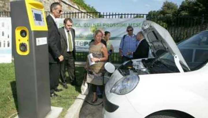 Auto elettriche: approvati 5 progetti-pilota per la ricarica
