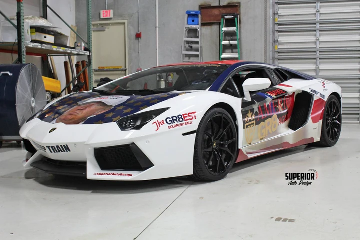 Una Lamborghini Aventador con il volto di Donald Trump