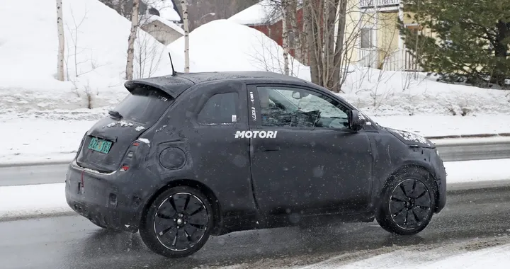 Fiat 500e berlina: foto spia della citycar elettrica