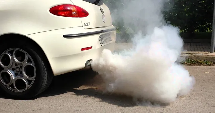 Fumo bianco dalla marmitta: cause, rimedi, cosa fare e cosa significa