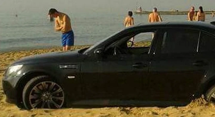 Jesolo, due soldati Usa con l'auto sulla spiaggia