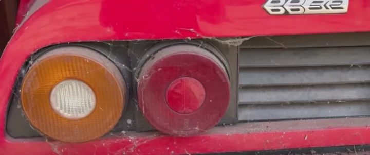 Una Ferrari 512bb caduta nel dimenticatoio: primo lavaggio in 28 anni [VIDEO]