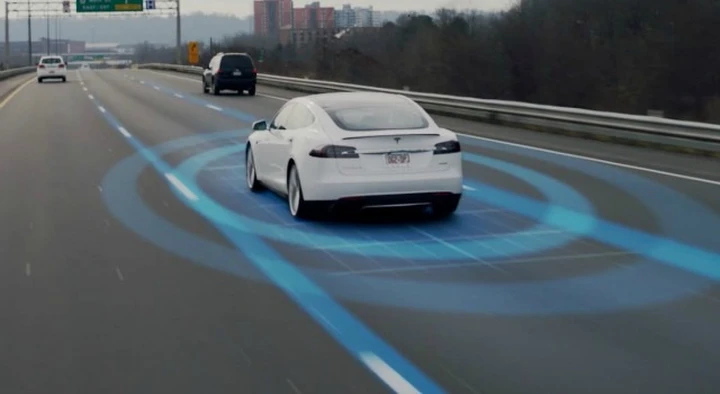 Tesla aggiorna il sistema Autopilot