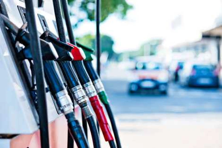 Il prezzo della benzina scende. Ma di solo 1 centesimo!