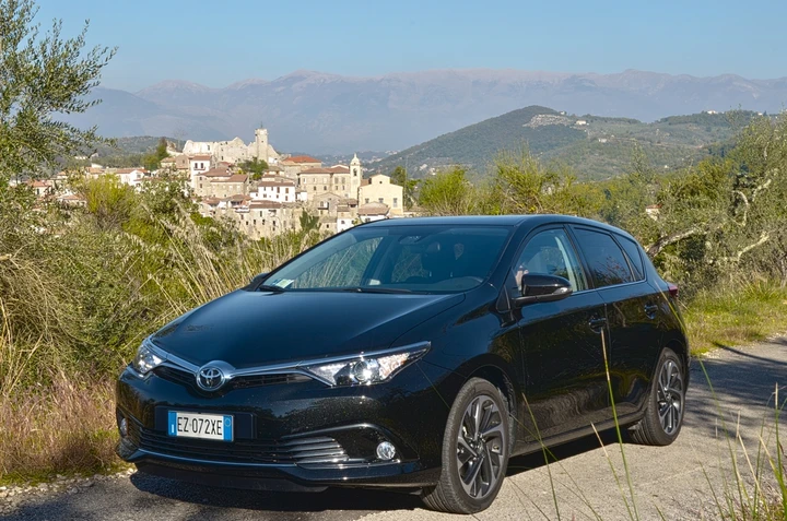 Toyota Auris 2016: benzina vs diesel in prova