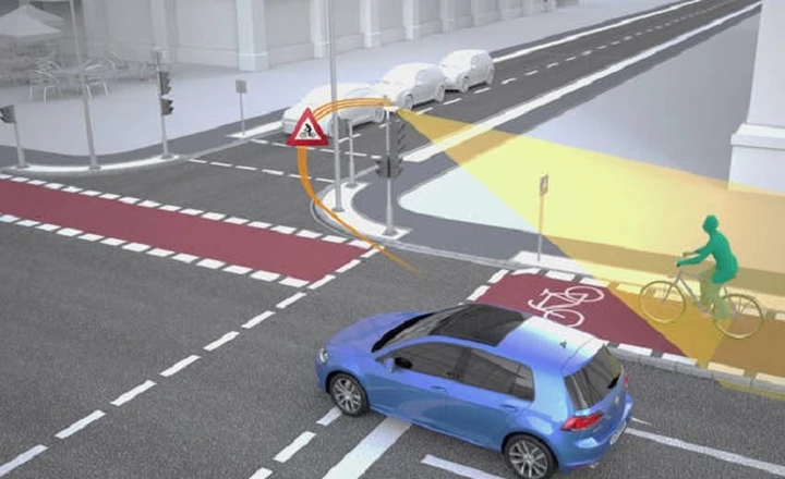 Guida connessa: partnership tra Volkswagen e Siemens per lo sviluppo dei semafori intelligenti