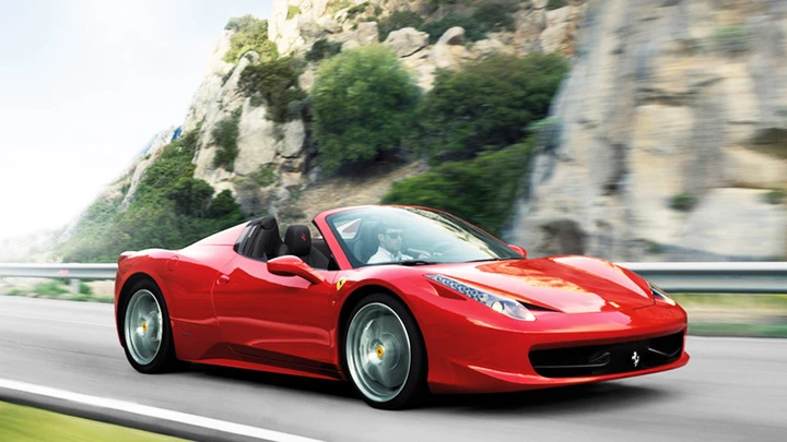 Finge di essere proprietario: si dà alla fuga al volante di una Ferrari