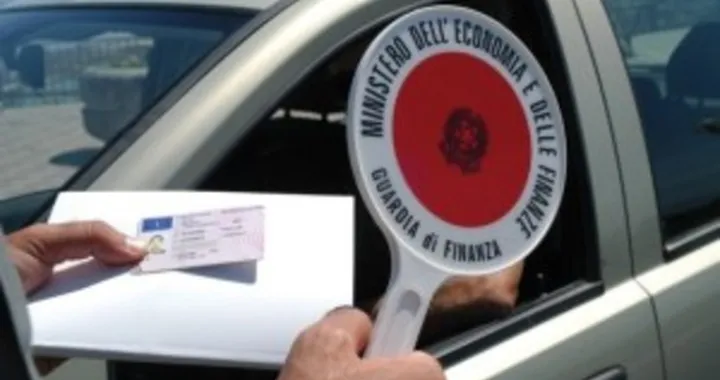 Guidare senza patente non sarà più reato