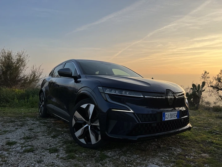 Renault Megane E-Tech: le foto
