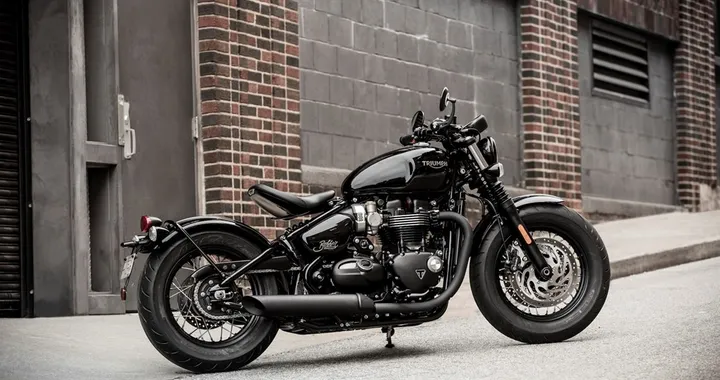 Triumph Bonneville: arriva la Bobber Black