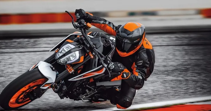 KTM 890 Duke R: prezzo da 11.900 euro