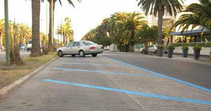 Parcheggio strisce blu: mai senza strisce bianche