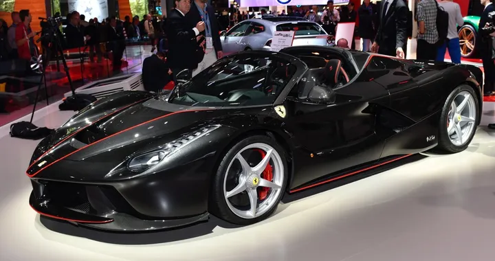 LaFerrari Aperta, l’hypercar si scopre a Parigi