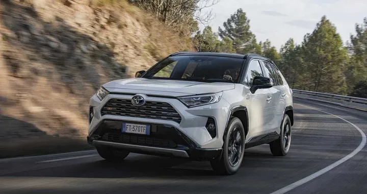 Nuova Toyota RAV4 Hybrid 2019: primo contatto con il SUV ibrido