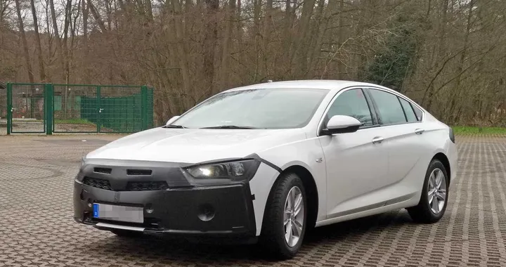 Nuova Opel Insignia: il restyling anticipato dalle foto spia